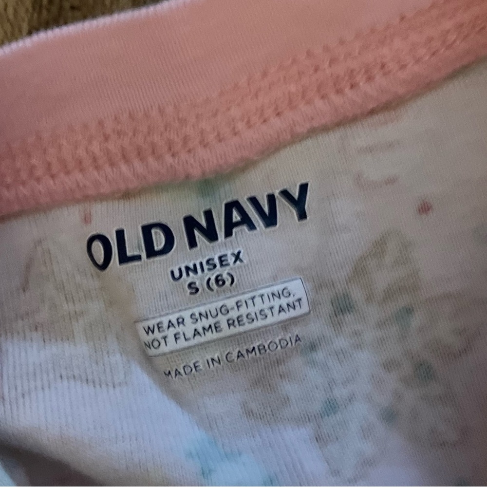 Size 6. GUC. Old Navy Pink Kids Pajama Set with Festive Print worn once - Picture 3 of 3